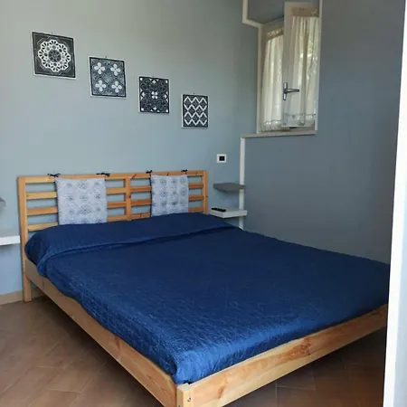 E S S E N T I A L بومبيي